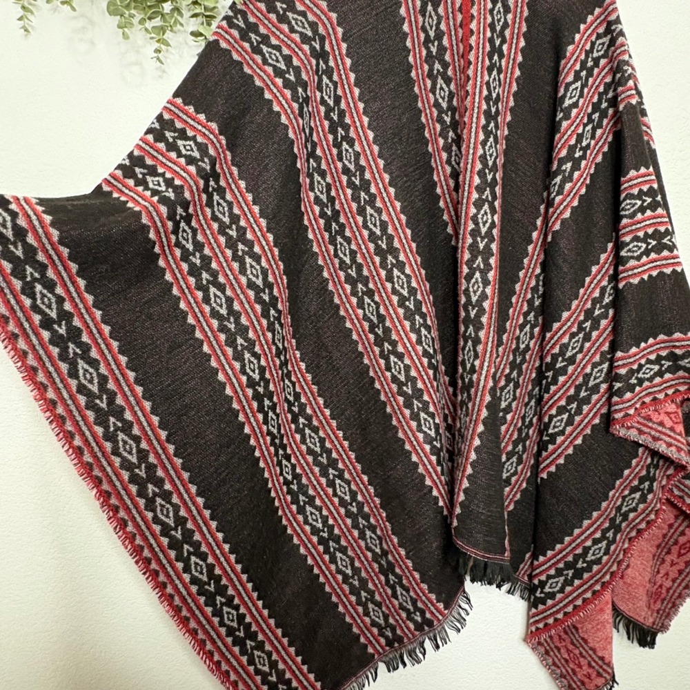 Marc New York Andrew Marc Black Red Geometric Southwestern Fringe Poncho Wrap OS - Picture 6 of 7